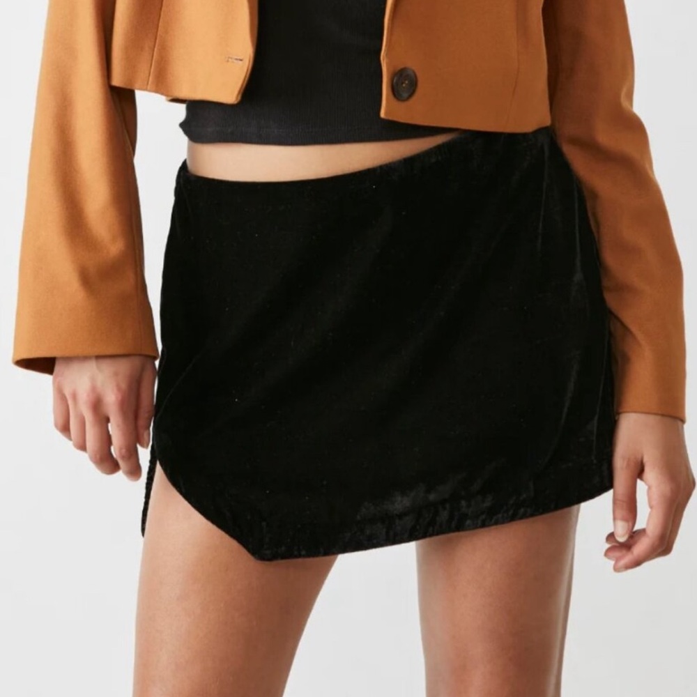 FREE PEOPLE Annalise Side Vent Black Velvet
Miniskirt